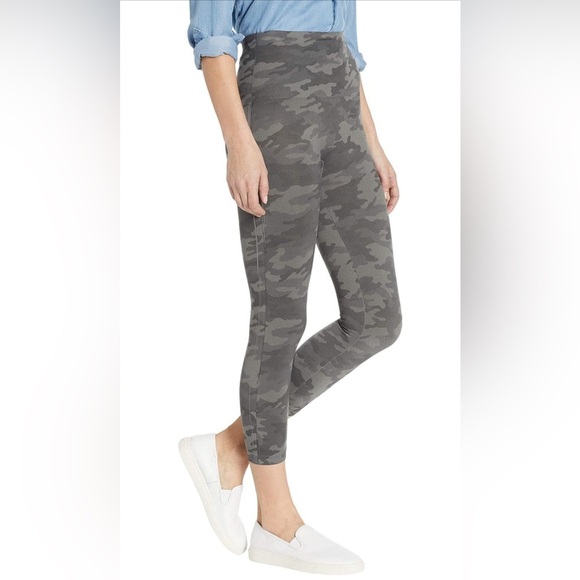 SPANX Pants - Spanx Look at Me Now Seamless Cropped Leggings in Sage Camo size M